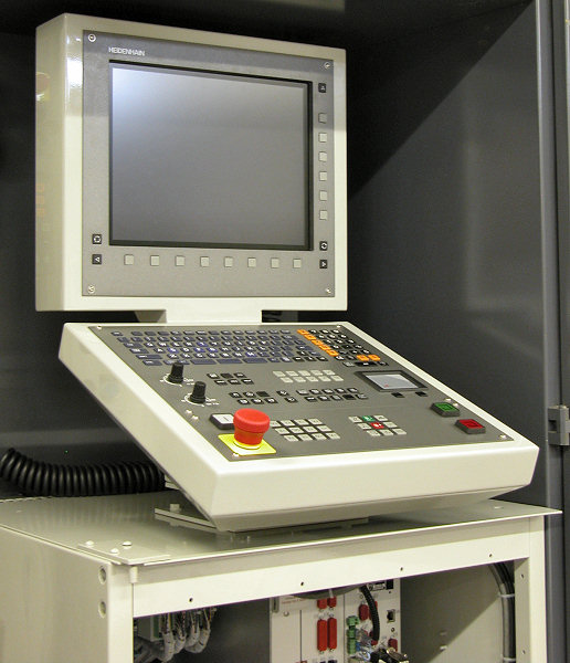 نمای کلی از یک کنترلر مدل iTNC 530 شرکت هایدن هاین